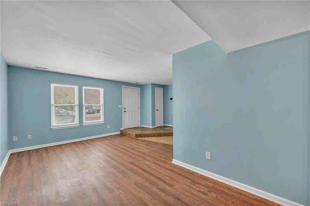 717 Wolftrap Ln - Photo 2 of 24