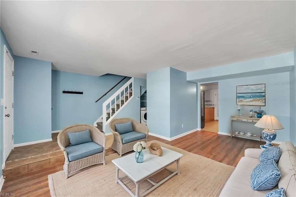 717 Wolftrap Ln - Photo 3 of 24