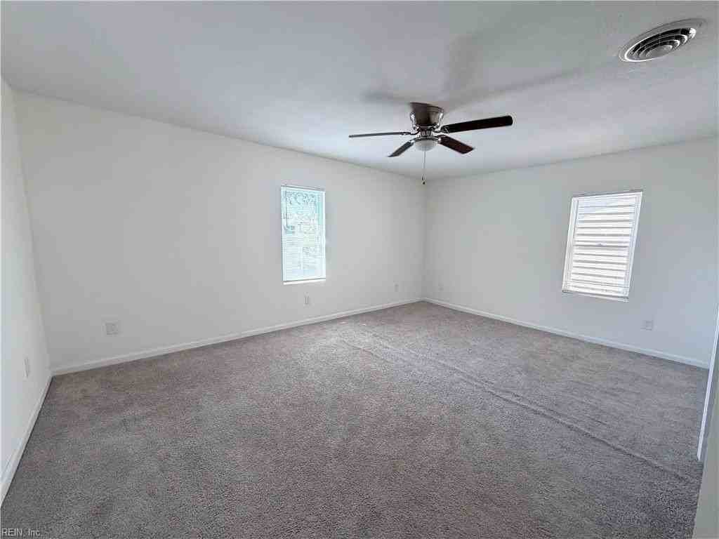 907 Rugby St - Photo 7 of 15