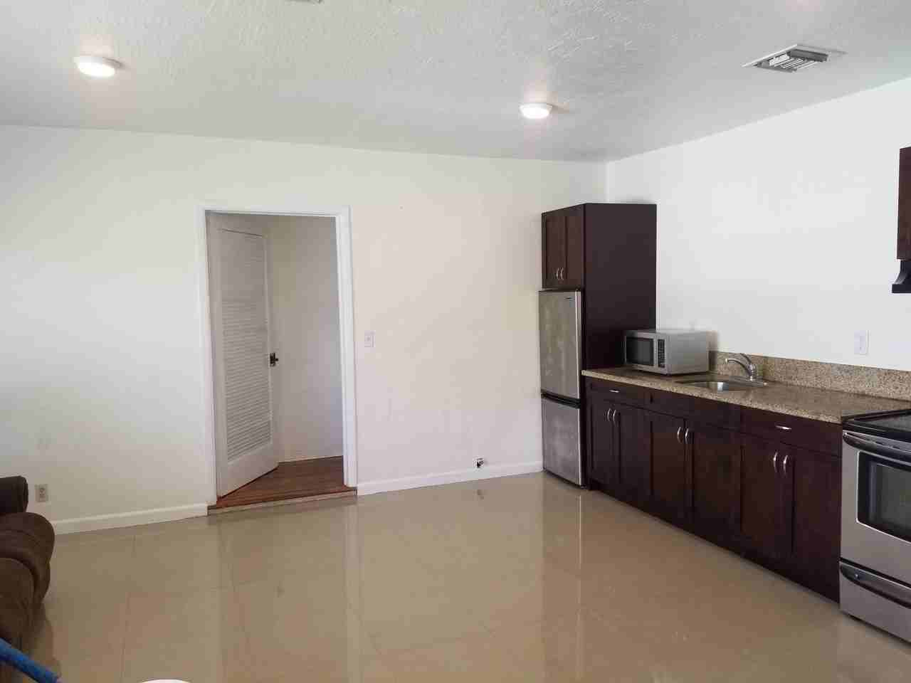 703 Nw 6th St #B - Photo 2 of 6