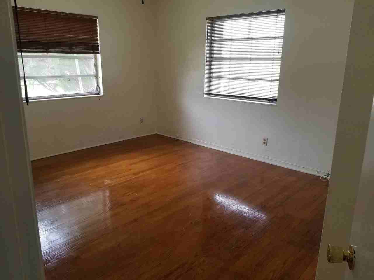 703 Nw 6th St #B - Photo 4 of 6