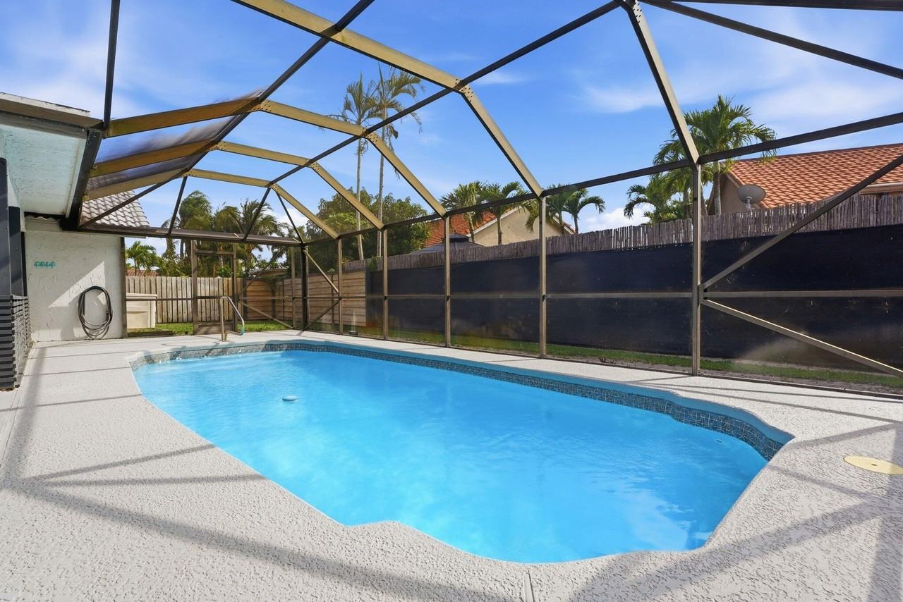 9284 Laurel Green Dr - Photo 2 of 37