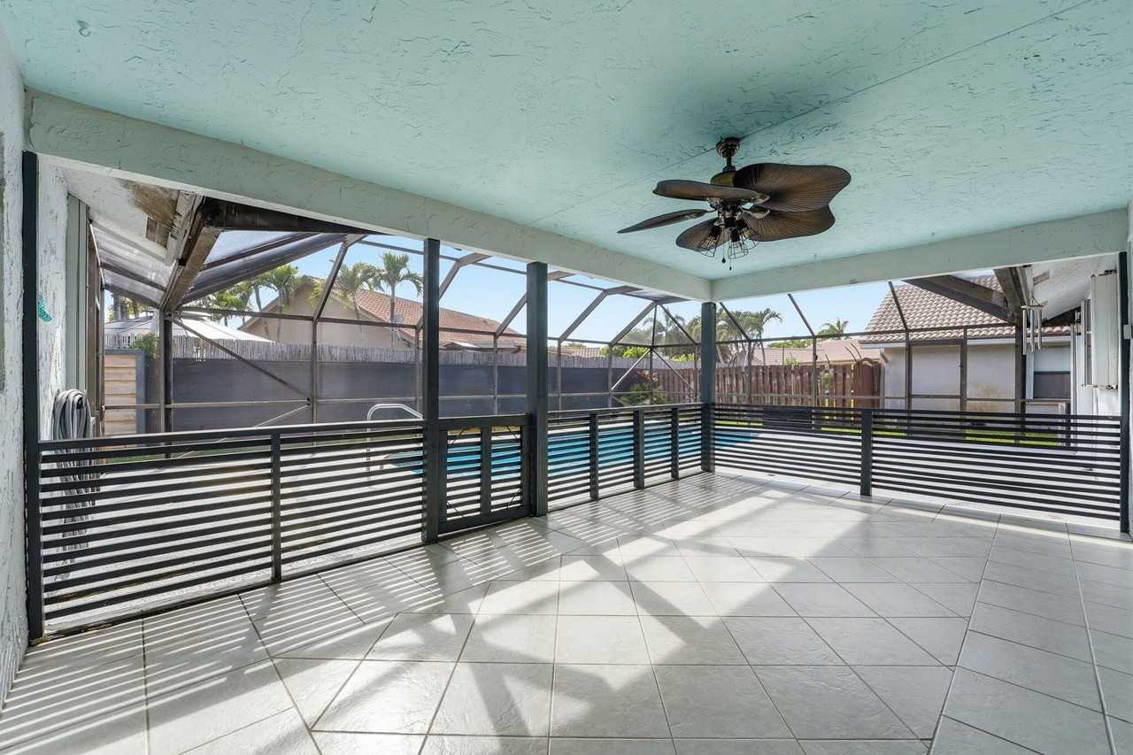 9284 Laurel Green Dr - Photo 3 of 37