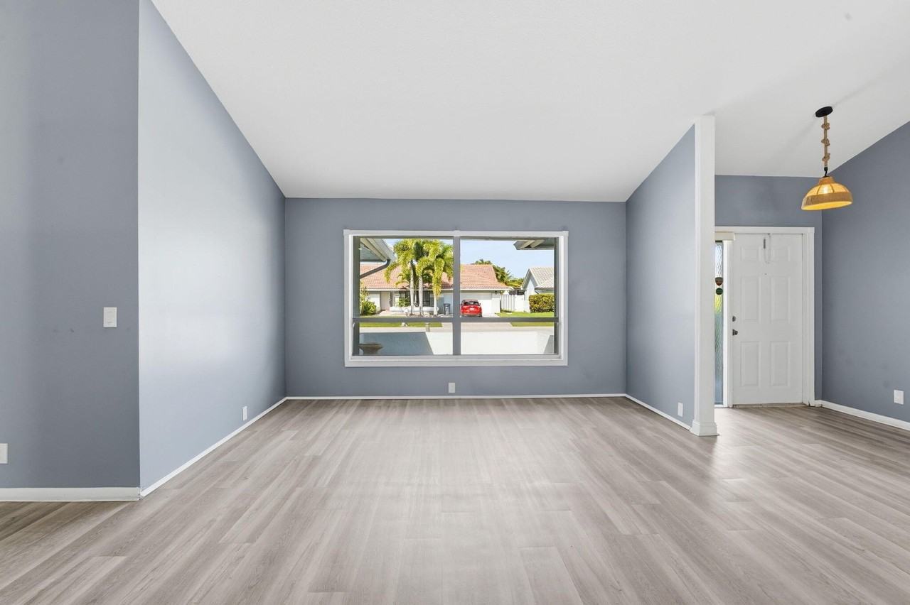 9284 Laurel Green Dr - Photo 4 of 37