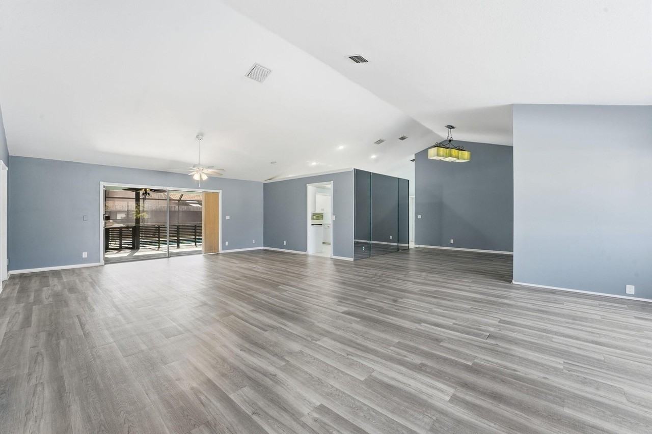 9284 Laurel Green Dr - Photo 5 of 37