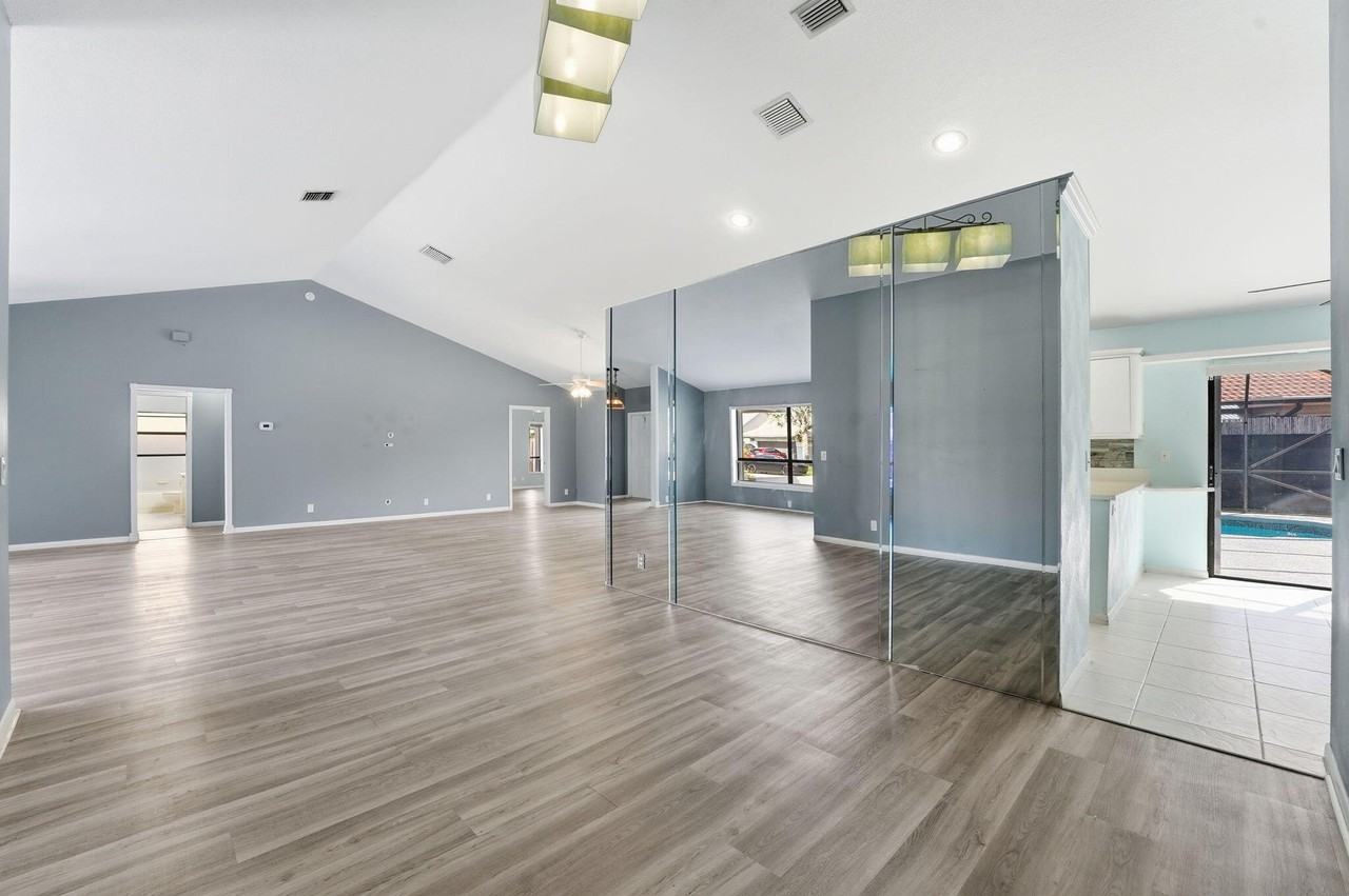 9284 Laurel Green Dr - Photo 6 of 37