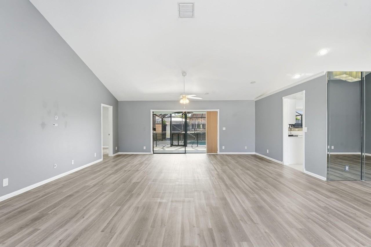 9284 Laurel Green Dr - Photo 7 of 37