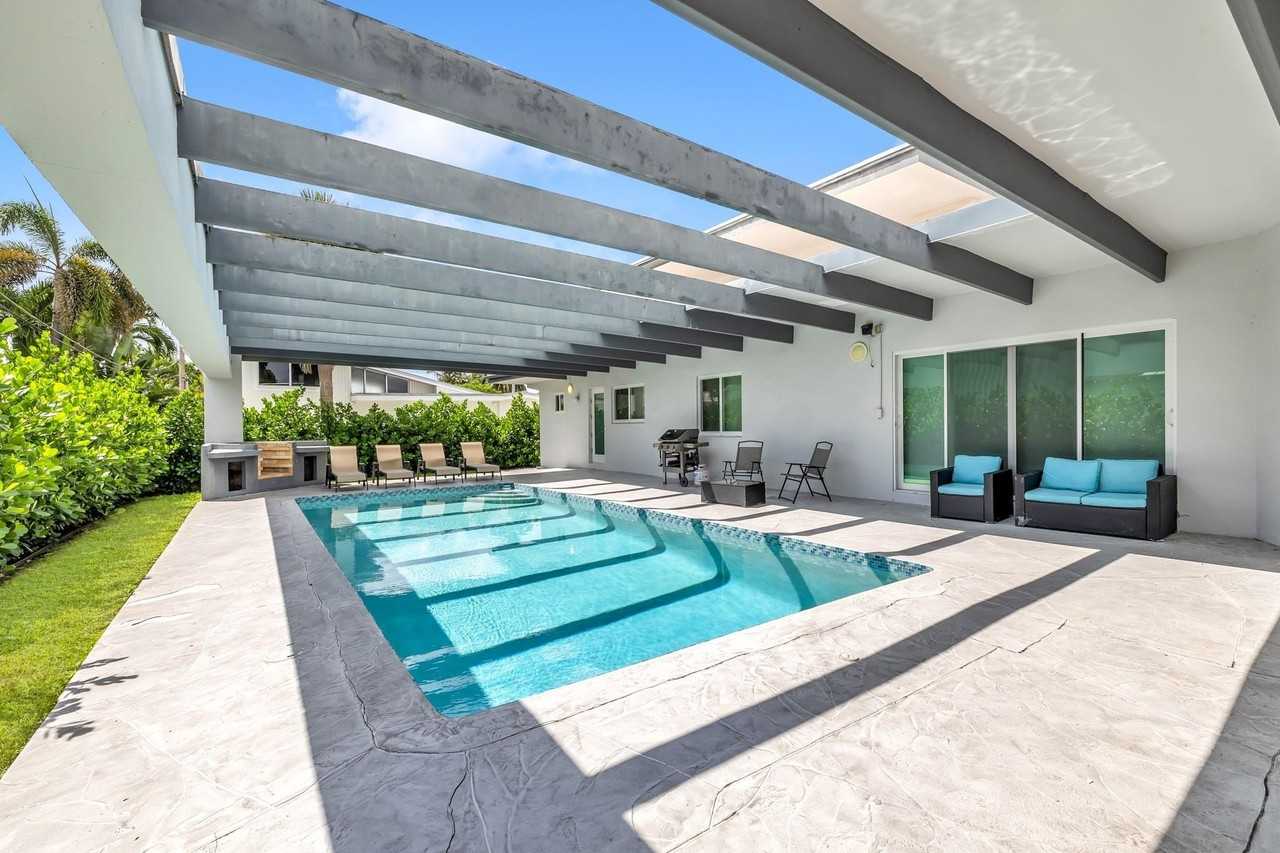 2812 Ne 27th St - Photo 3 of 41