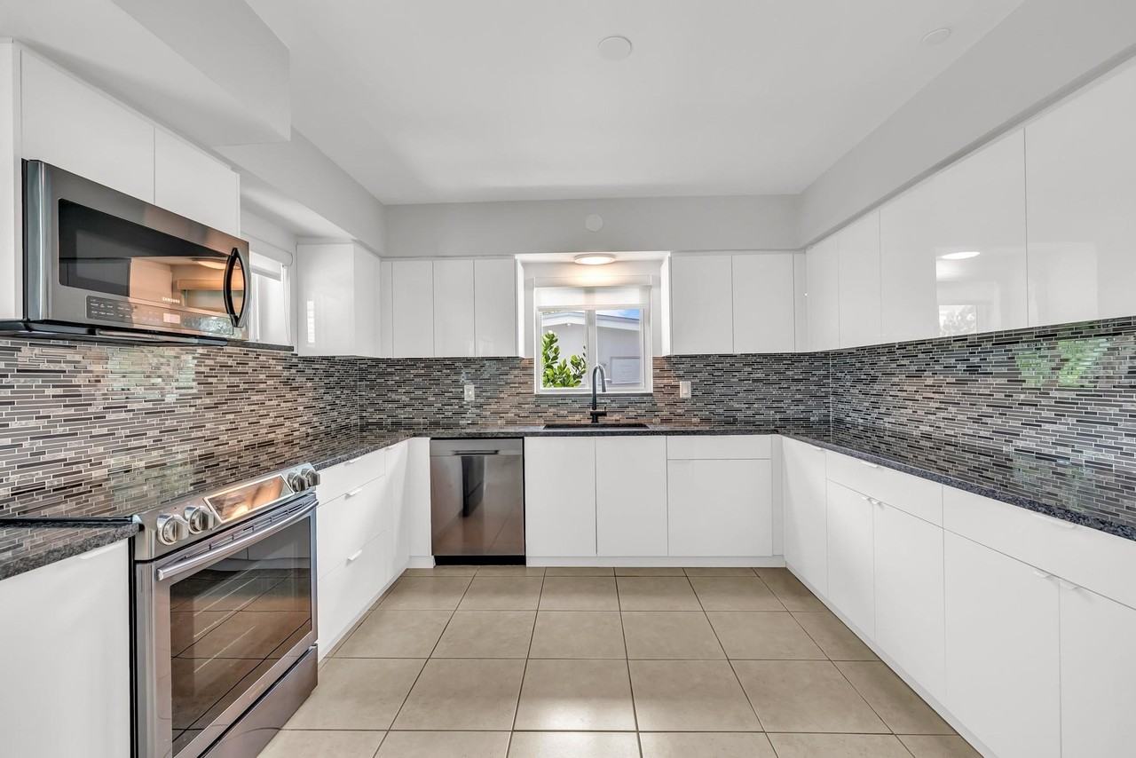 2812 Ne 27th St - Photo 5 of 41