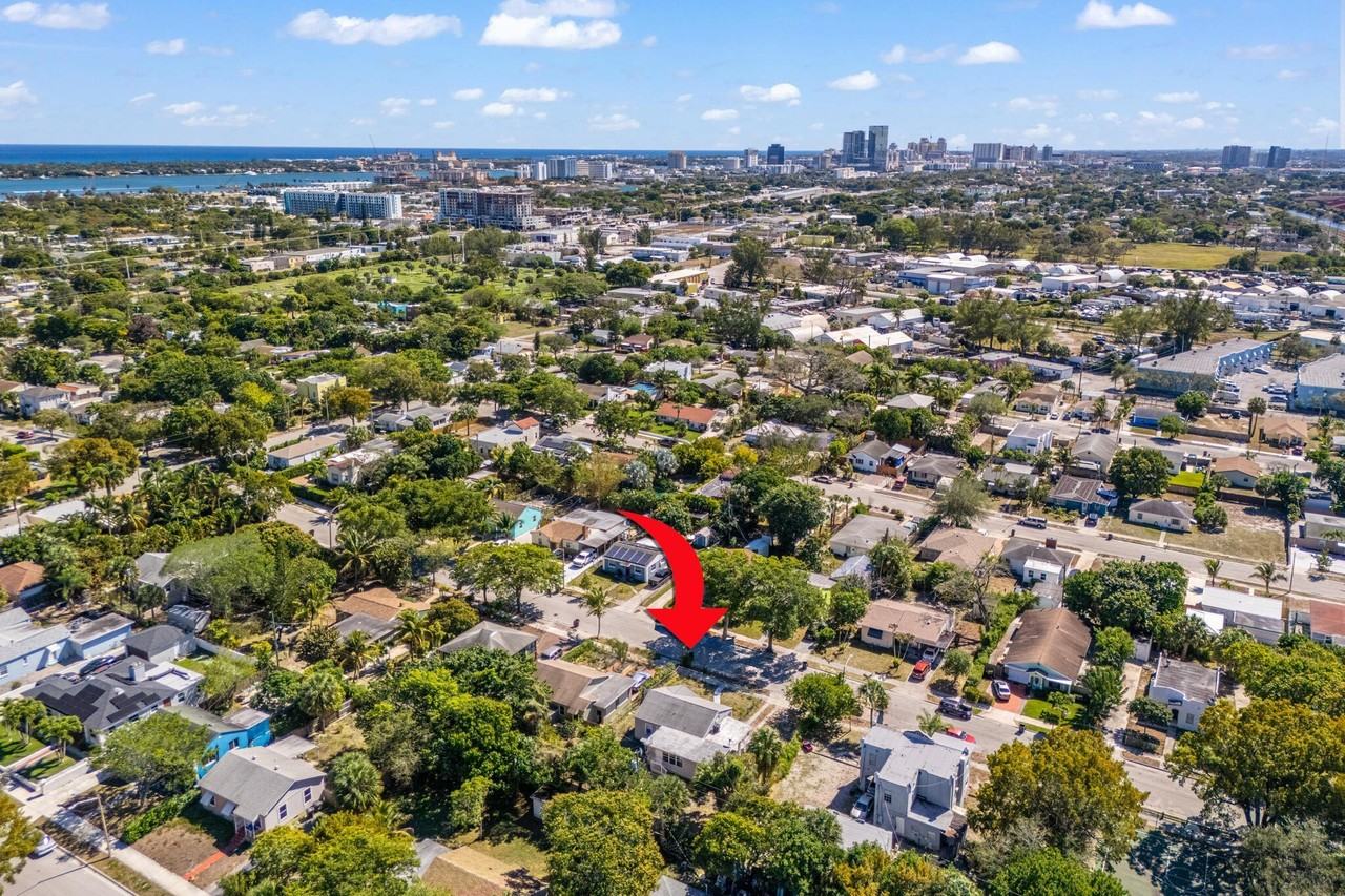 933 30th Ct - Photo 2 of 19