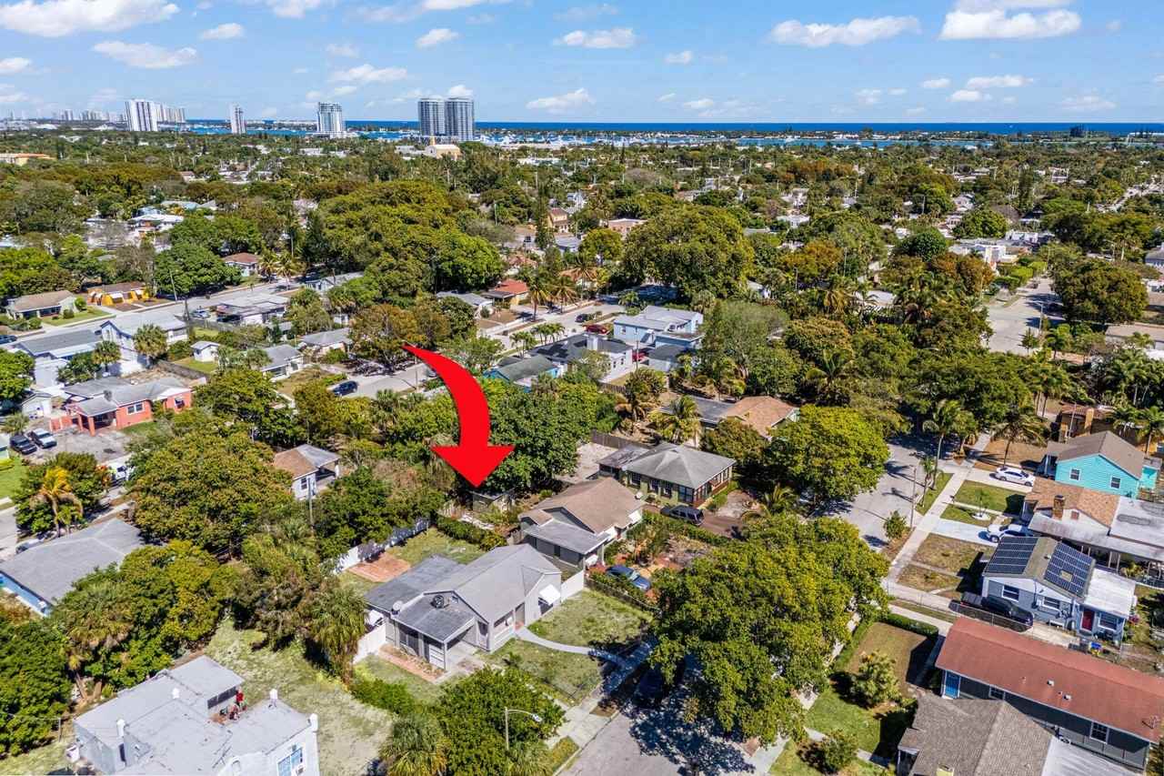 933 30th Ct - Photo 3 of 19