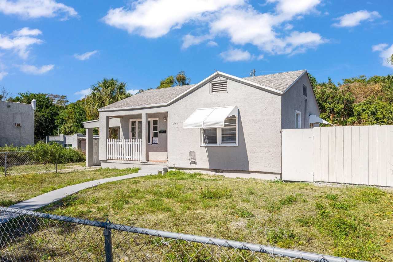 933 30th Ct - Photo 4 of 19