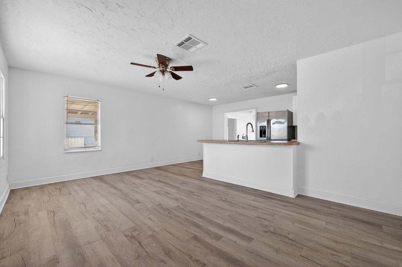 933 30th Ct - Photo 6 of 19