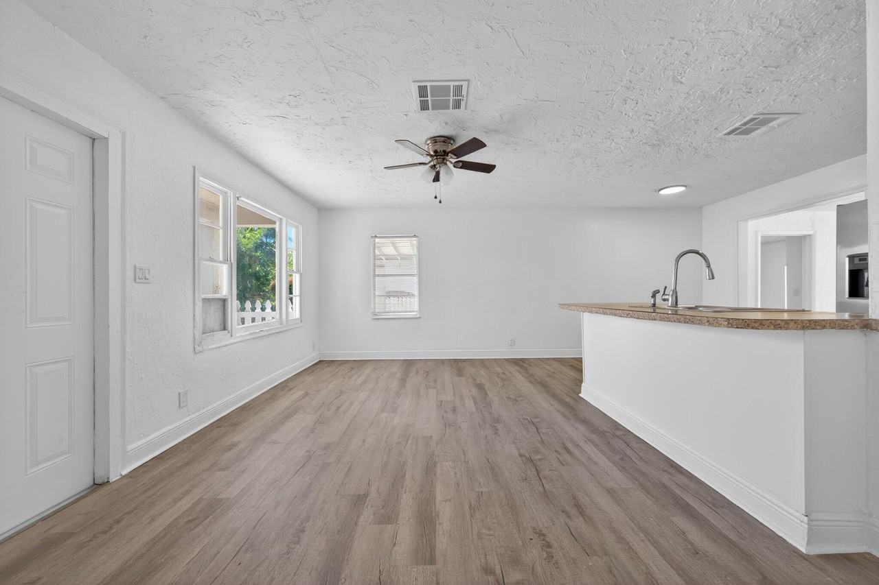 933 30th Ct - Photo 7 of 19