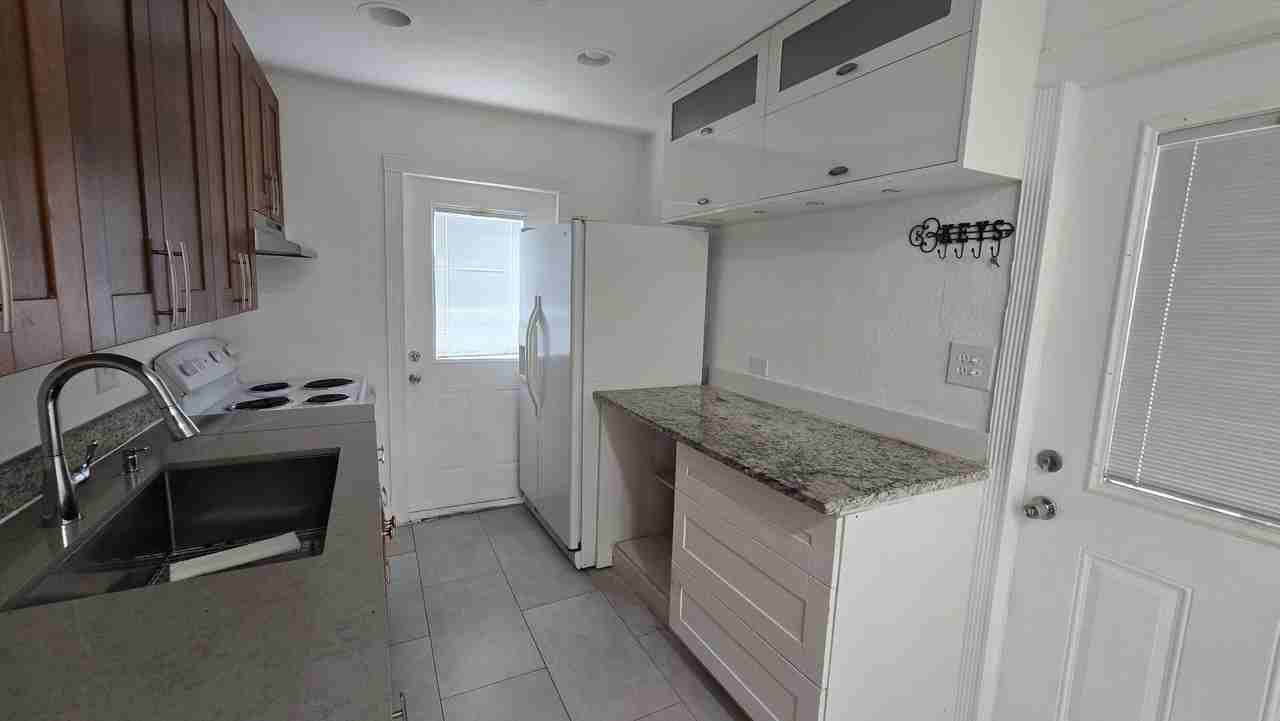 1512 Ne 28th St - Photo 2 of 12