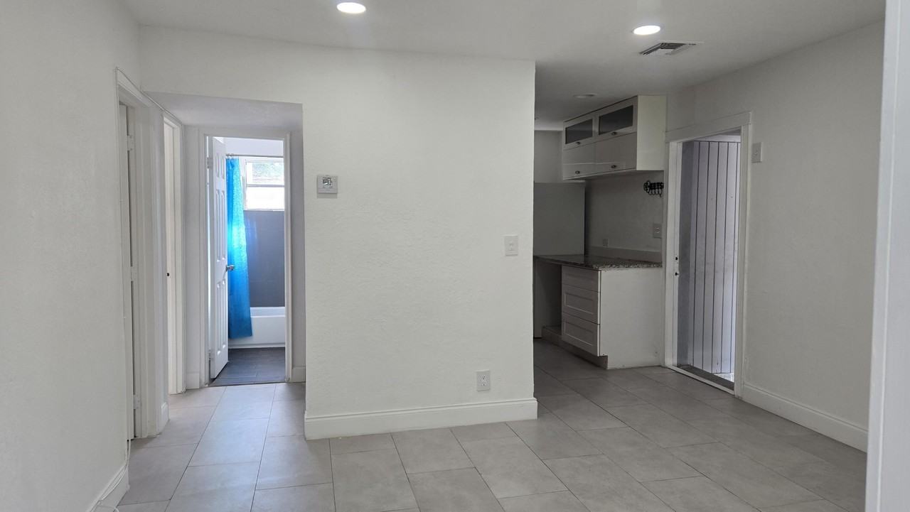 1512 Ne 28th St - Photo 4 of 12