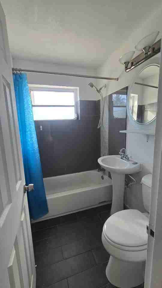 1512 Ne 28th St - Photo 5 of 12