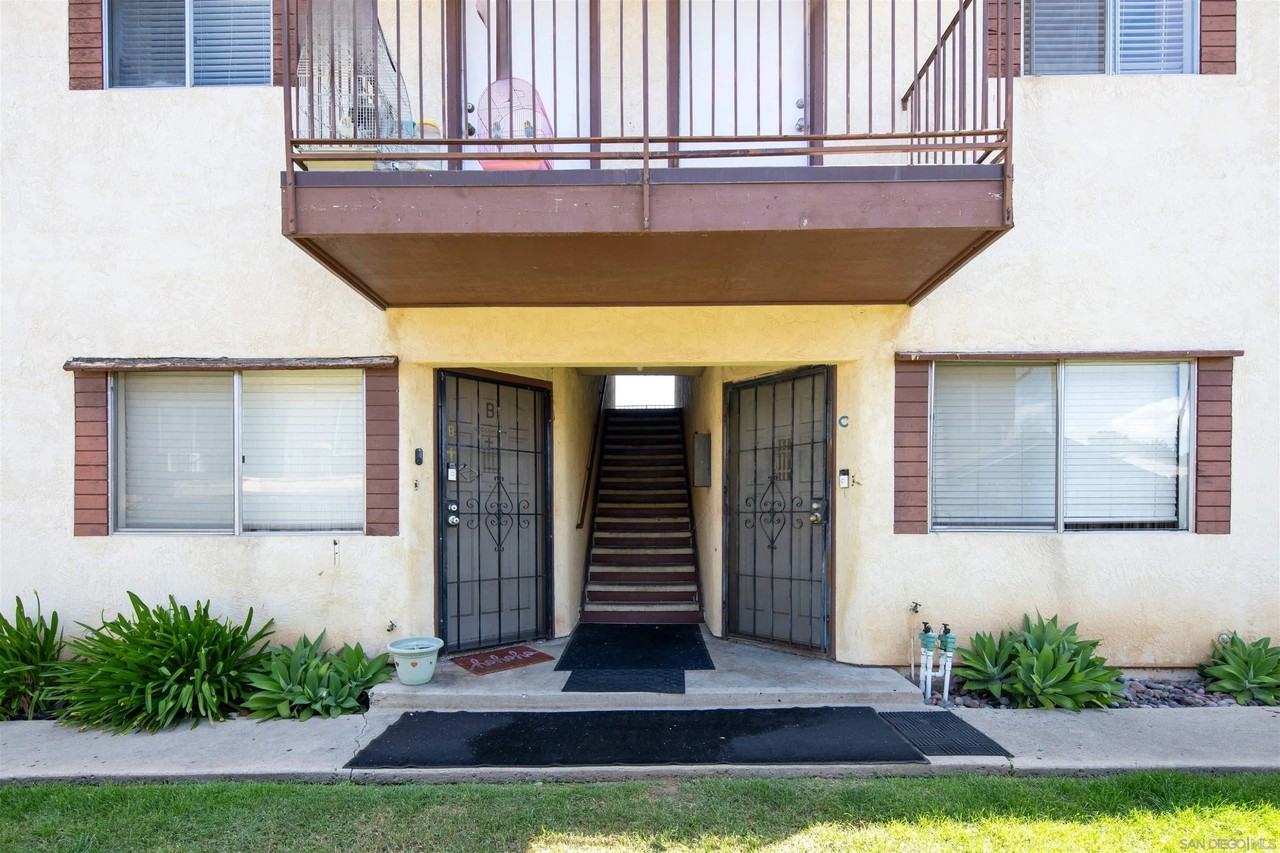 975 E Washington Ave - Photo 4 of 21