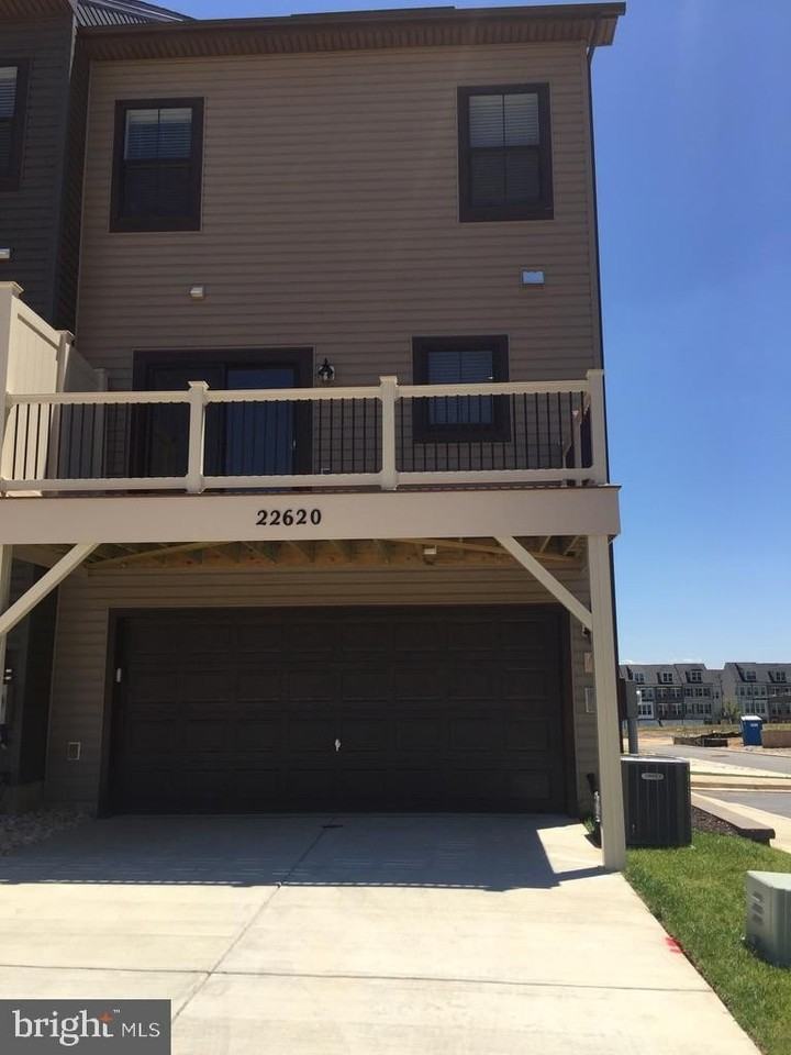 22620 Tate St - Photo 2 of 9