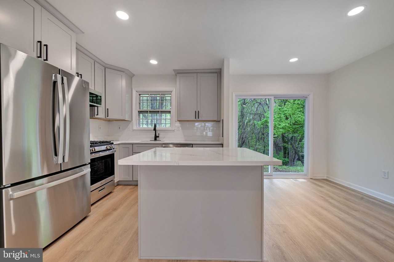 6809 Sisalbed Dr - Photo 2 of 32