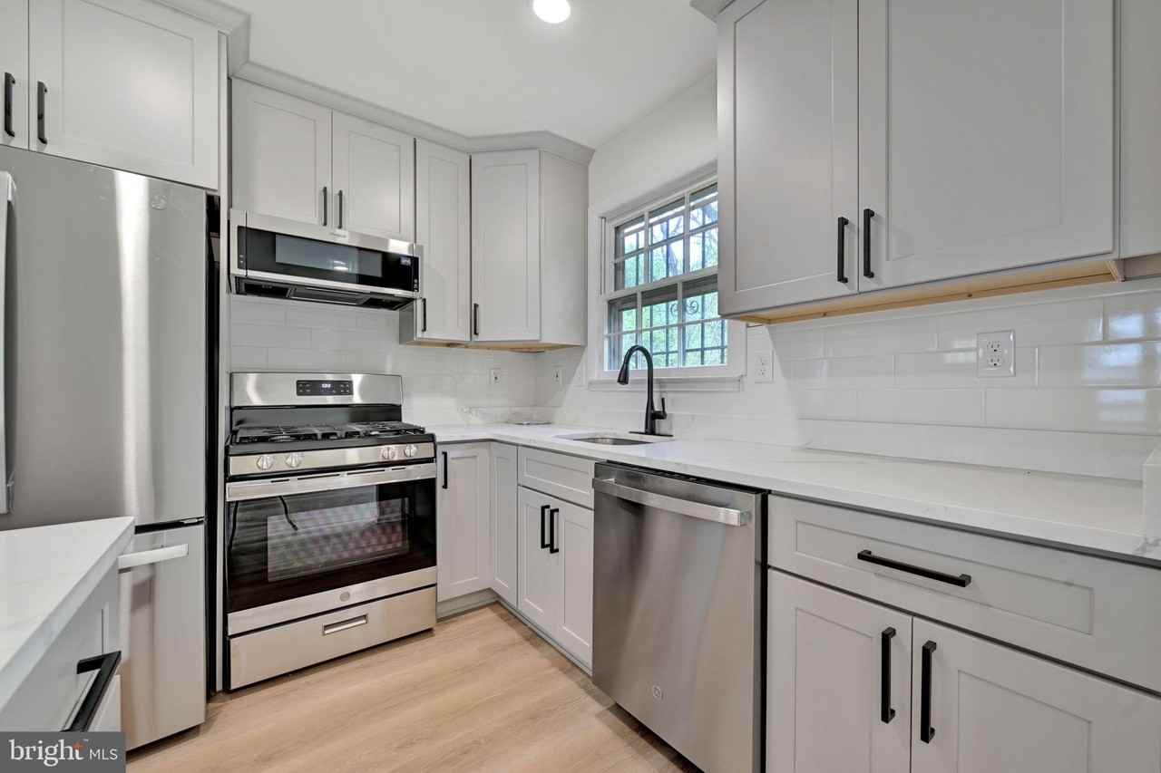 6809 Sisalbed Dr - Photo 3 of 32