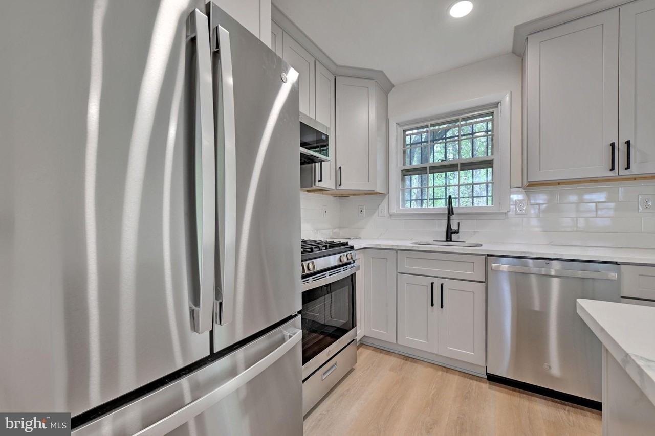 6809 Sisalbed Dr - Photo 4 of 32