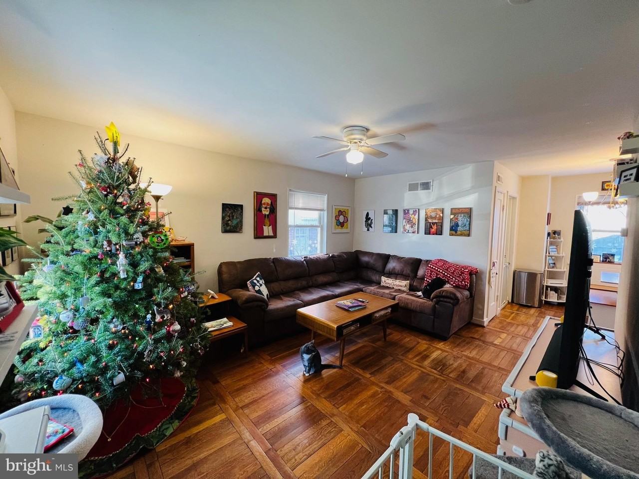 909 S Irving St - Photo 4 of 25