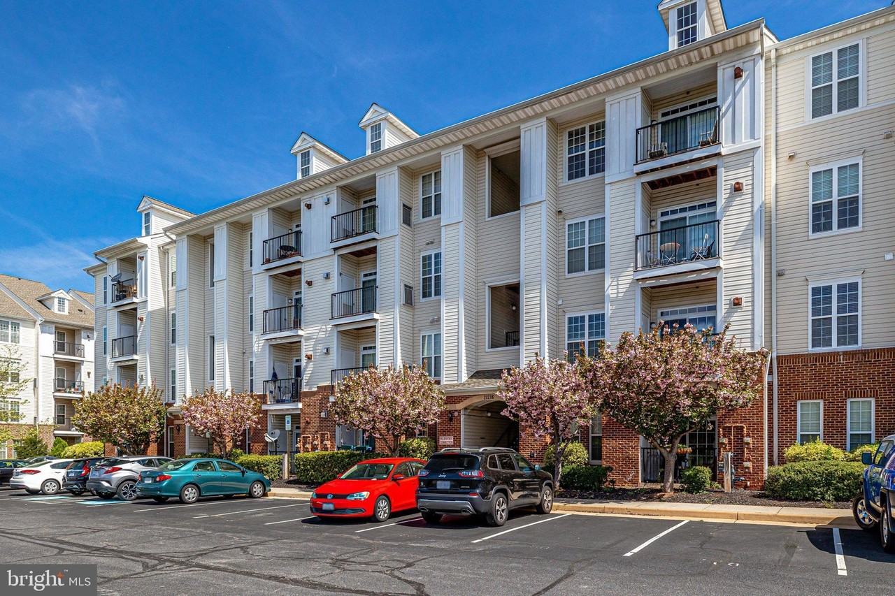 21216 Mcfadden Sq #305 - Photo 3 of 39