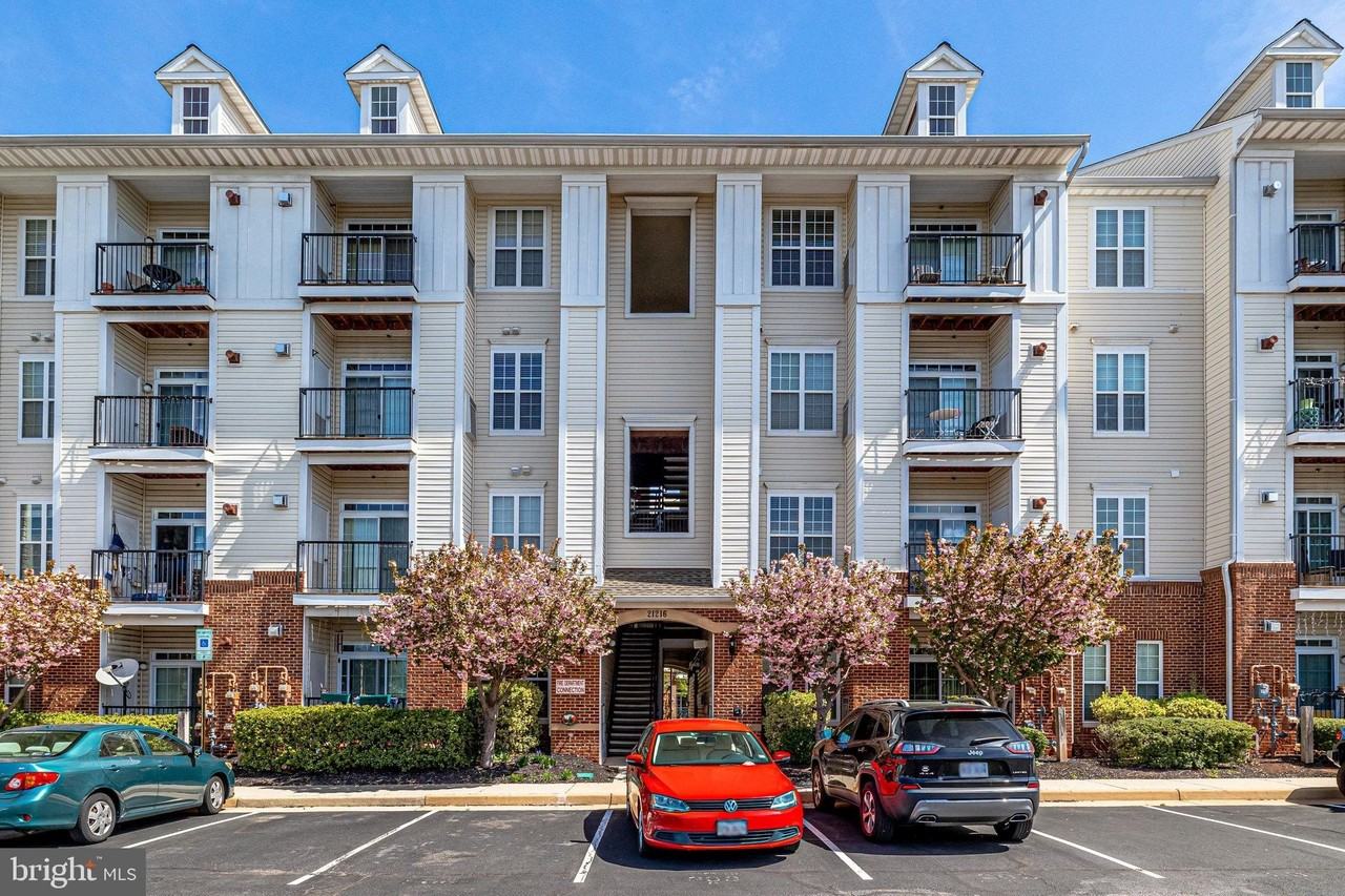 21216 Mcfadden Sq #305 - Photo 5 of 39