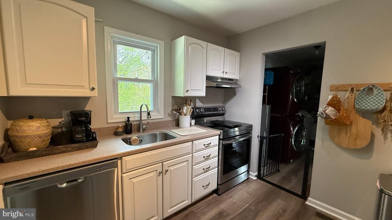 10406 Hillside Ln - Photo 2 of 15