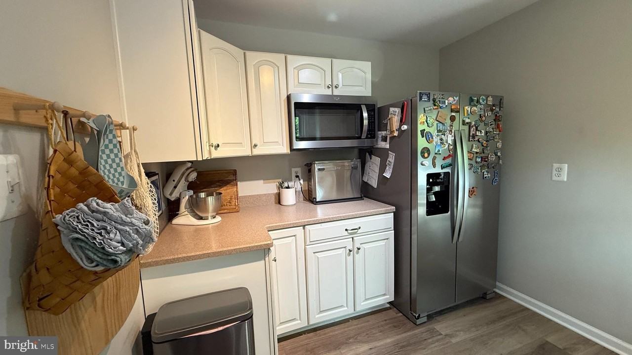 10406 Hillside Ln - Photo 3 of 15