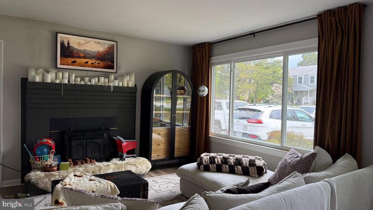 10406 Hillside Ln - Photo 6 of 15