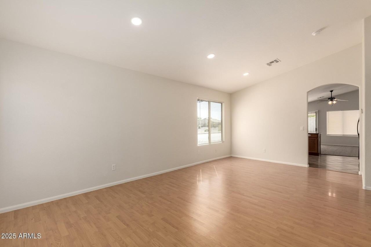 40249 N Cassara Dr - Photo 7 of 43