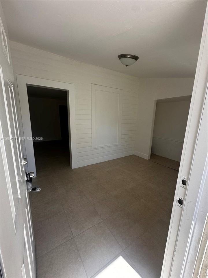 1919 Sw 2nd St #C - Photo 2 of 26