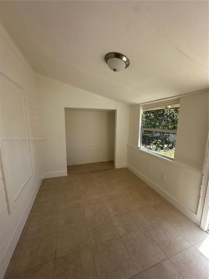 1919 Sw 2nd St #C - Photo 3 of 26