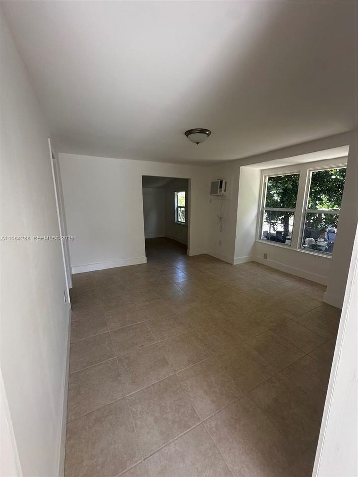 1919 Sw 2nd St #C - Photo 7 of 26