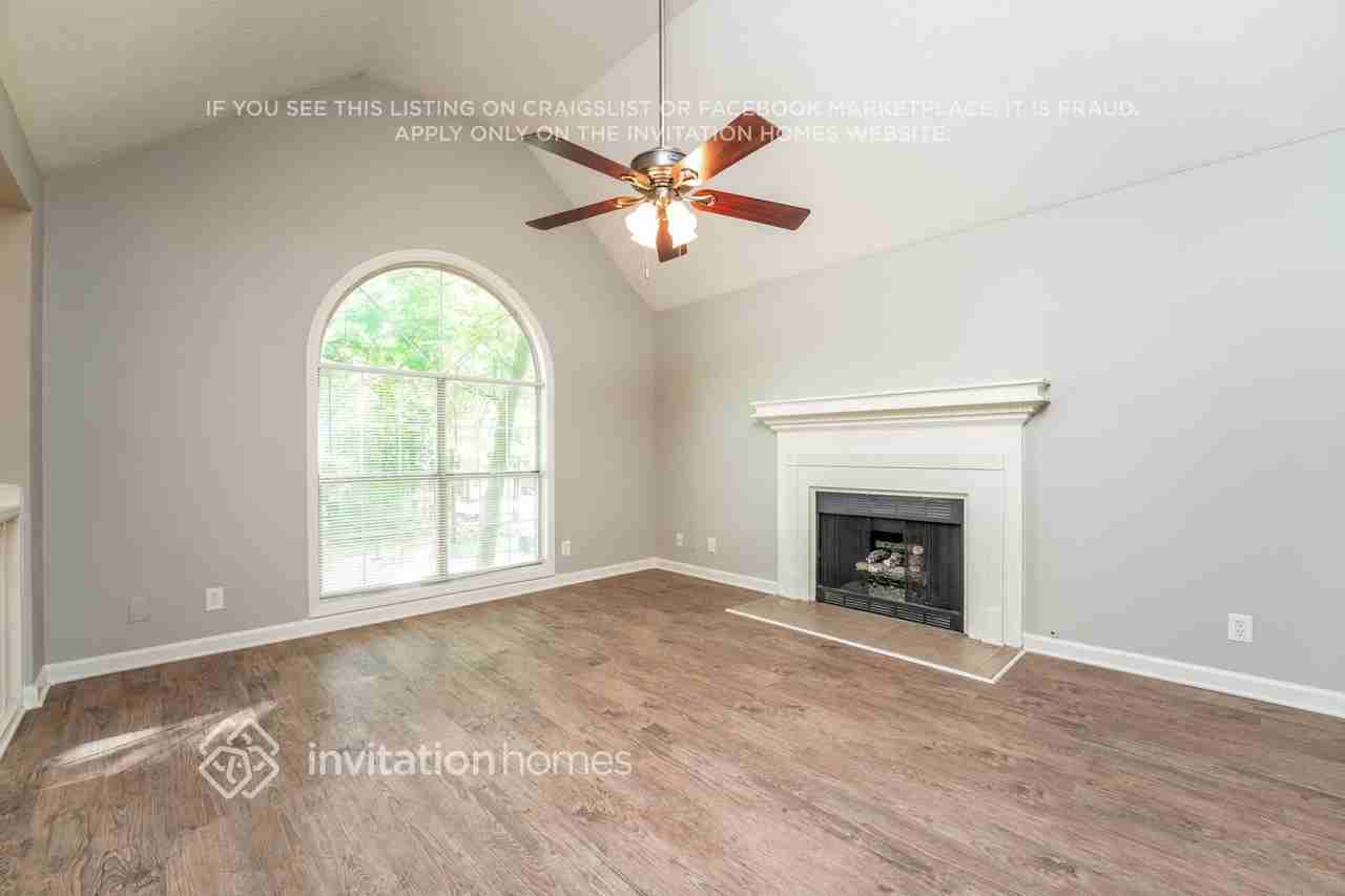 585 Elvina Ct - Photo 4 of 18