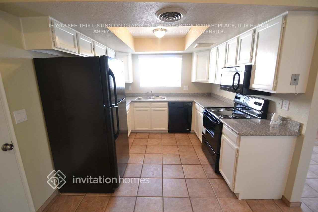704 N Oracle - Photo 3 of 13
