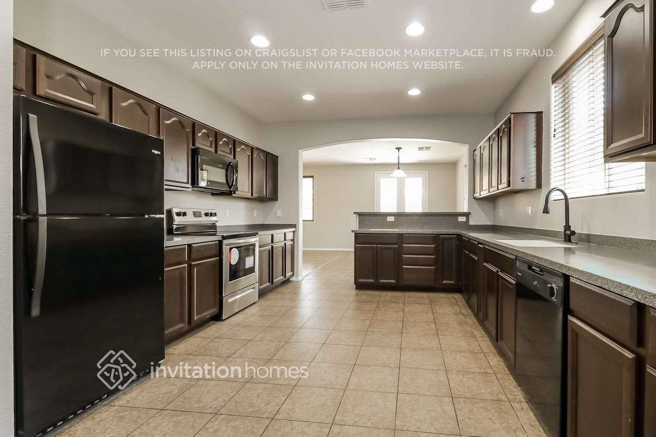 17601 W Lilac St - Photo 7 of 16