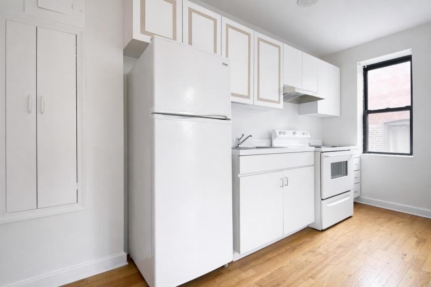 182 Claremont Ave - Photo 4 of 7