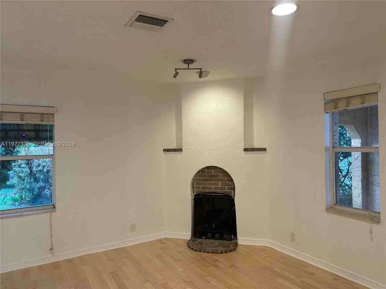 725 Navarre Ave - Photo 3 of 8