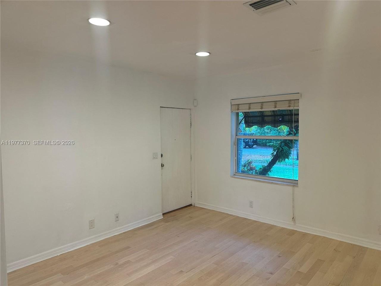 725 Navarre Ave - Photo 4 of 8