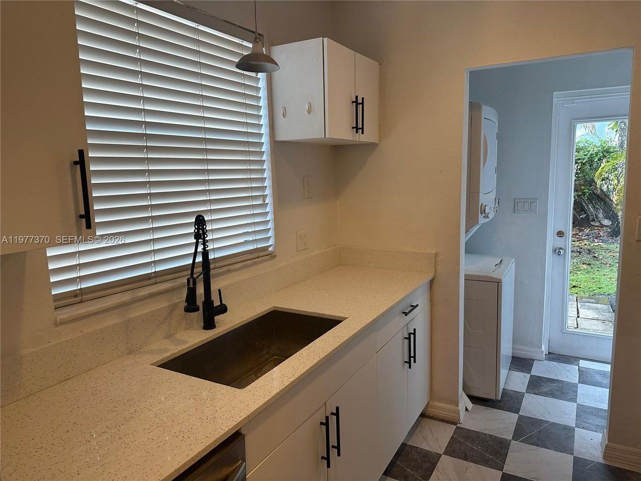 725 Navarre Ave - Photo 7 of 8