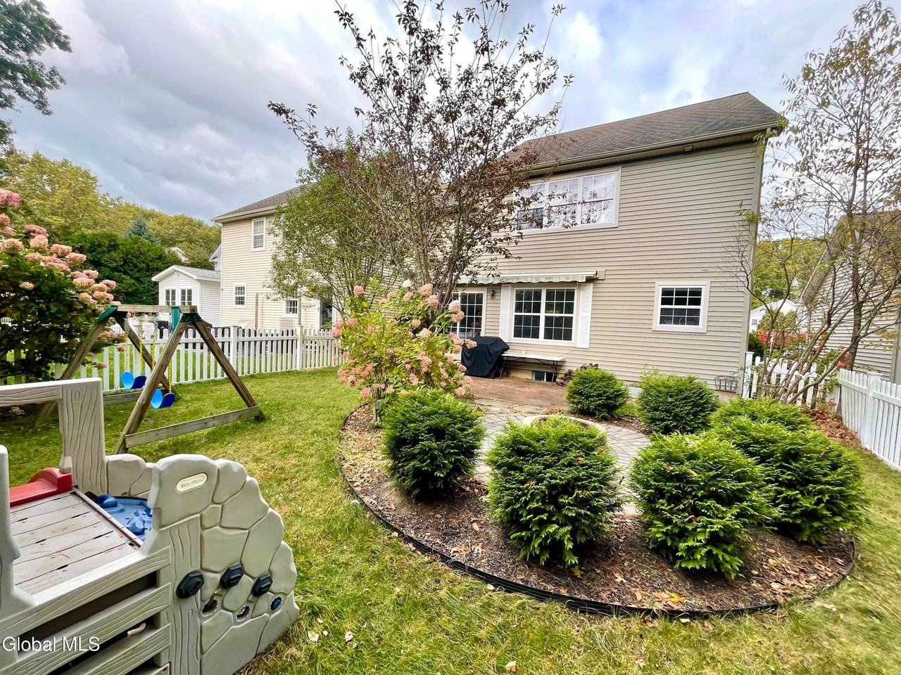 8 Furlong St - Photo 5 of 32