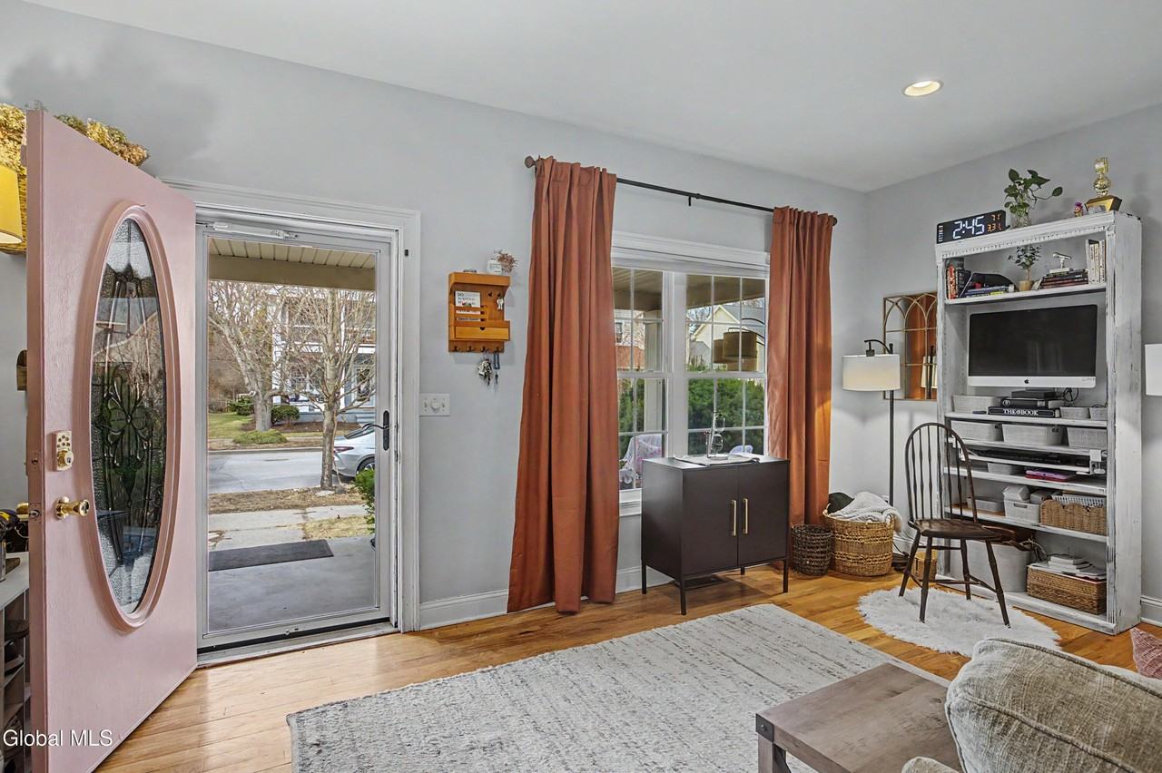 8 Furlong St - Photo 6 of 32