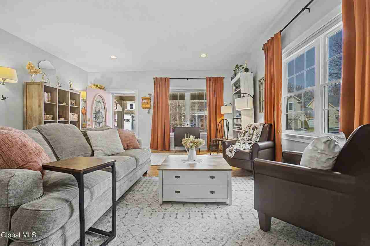 8 Furlong St - Photo 7 of 32