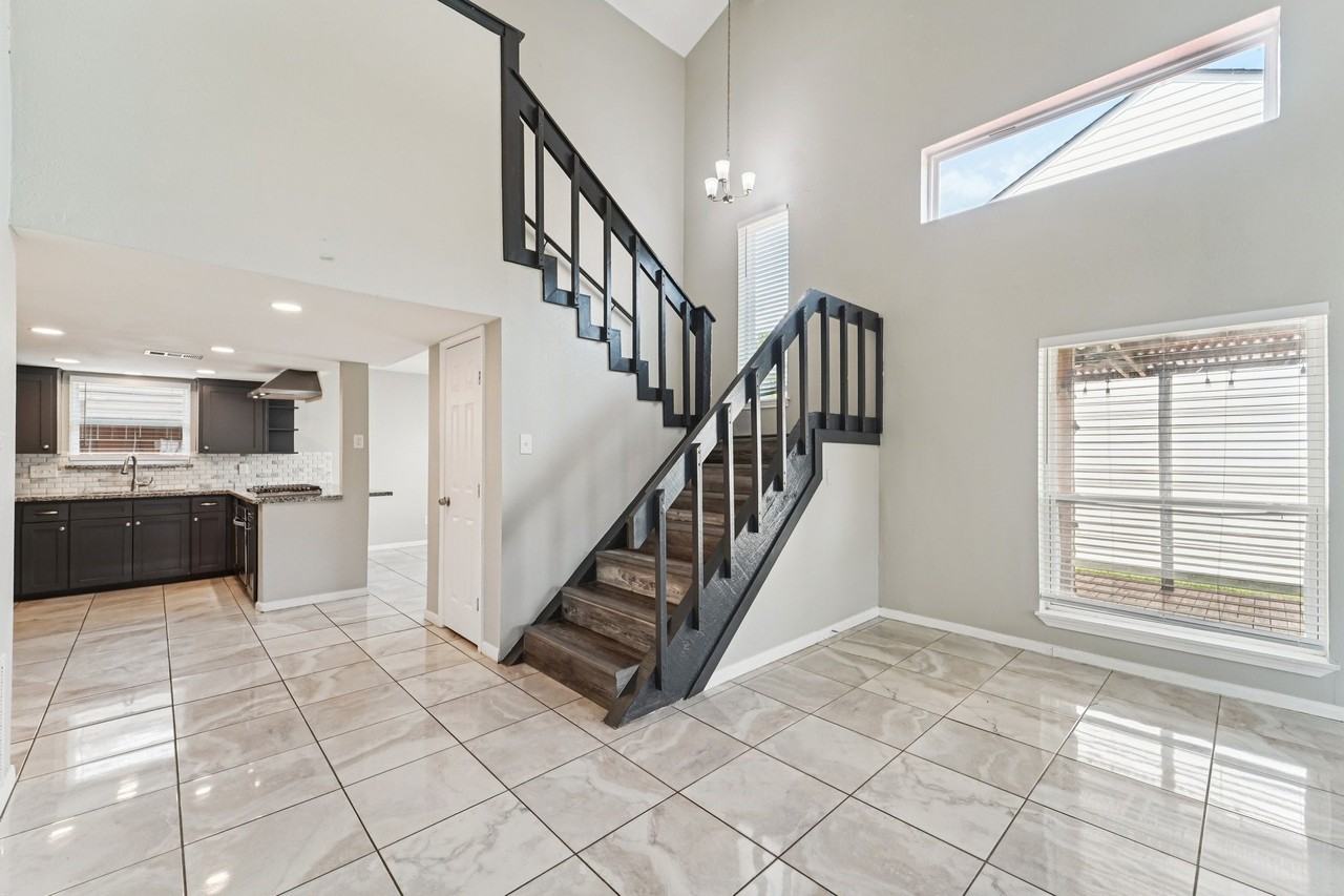 9721 Debbie Ln - Photo 4 of 28