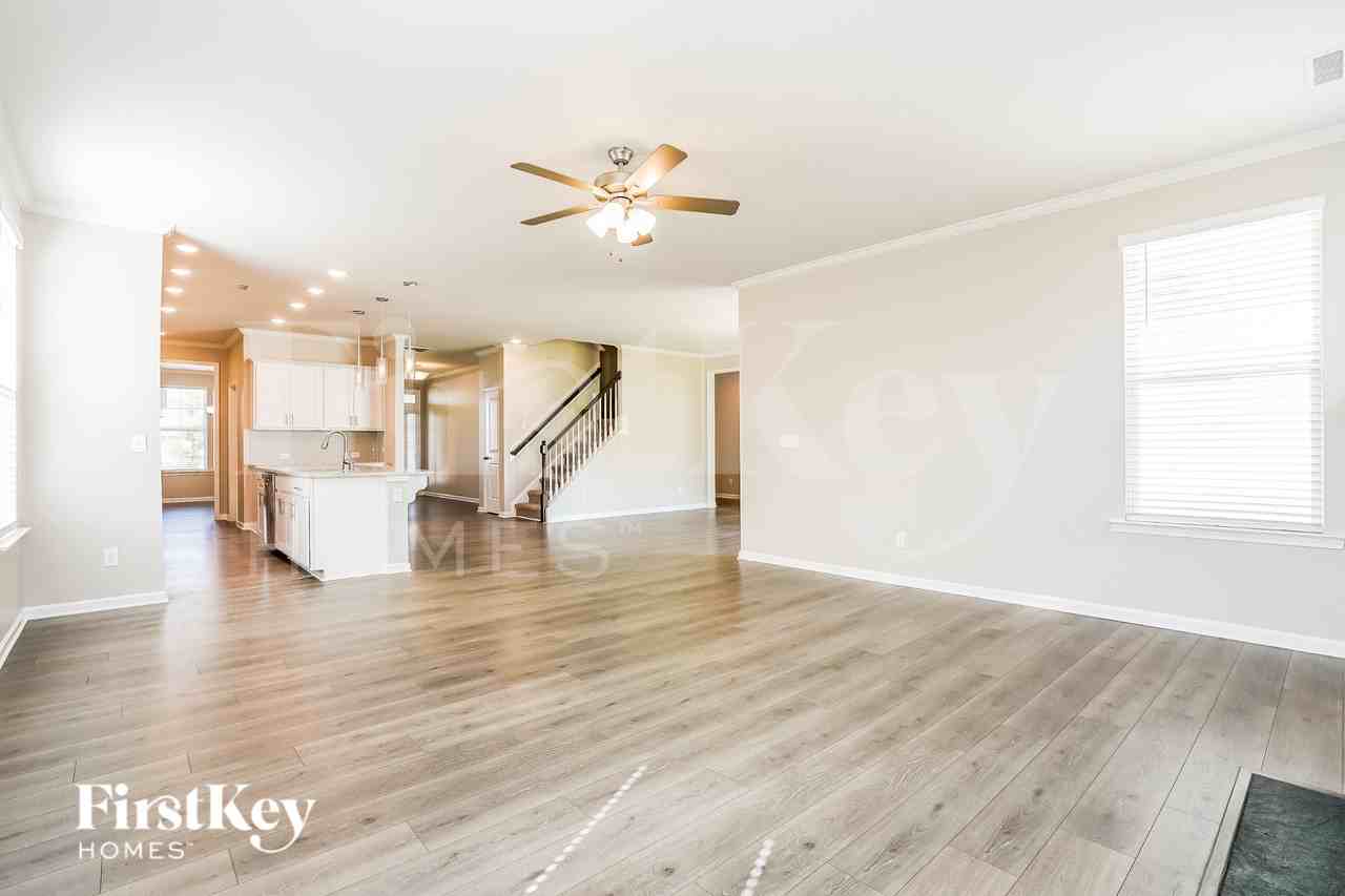 355 Streamliner Blvd - Photo 4 of 19