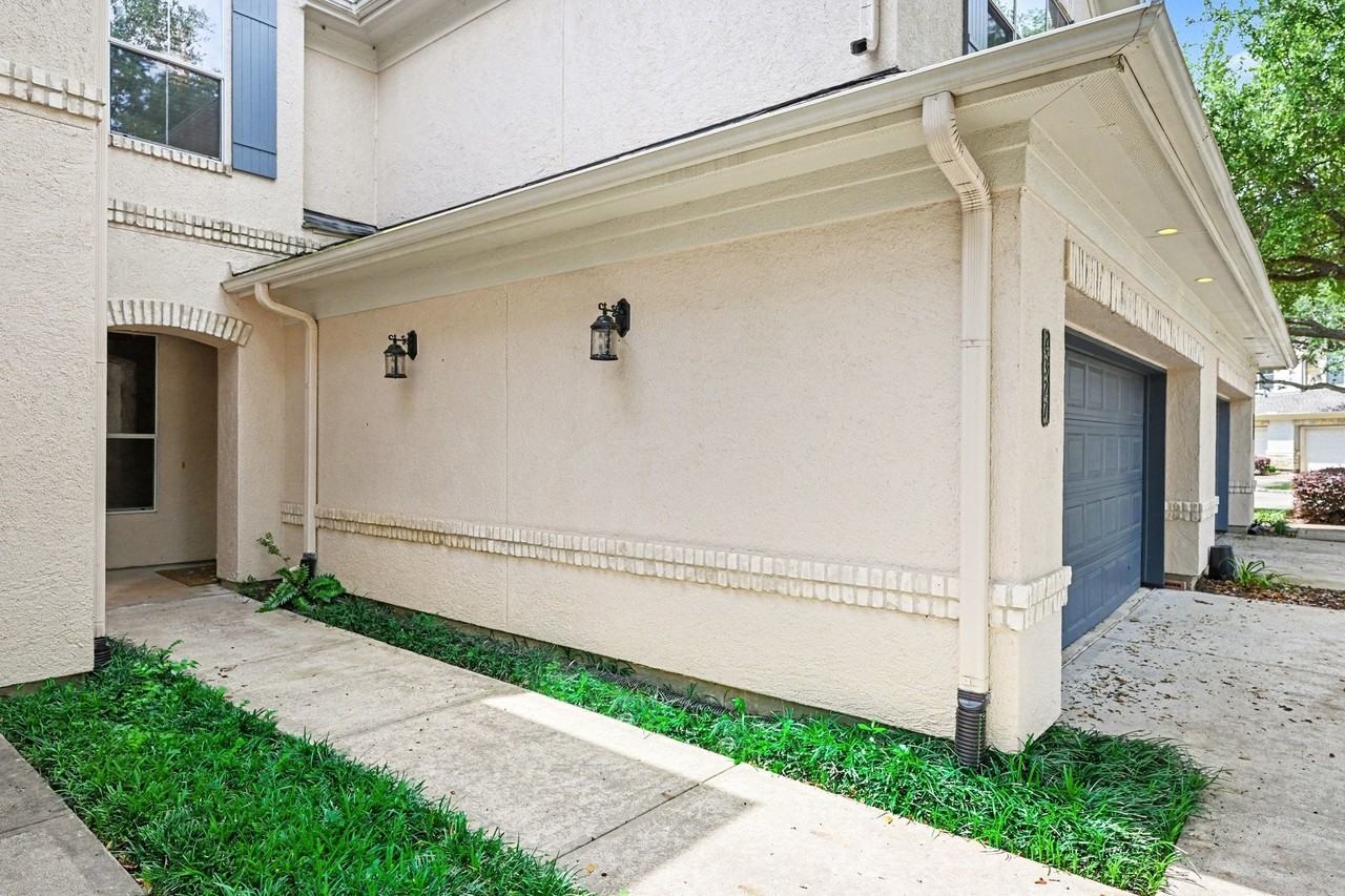 4327 Lake Walk Ct - Photo 2 of 27