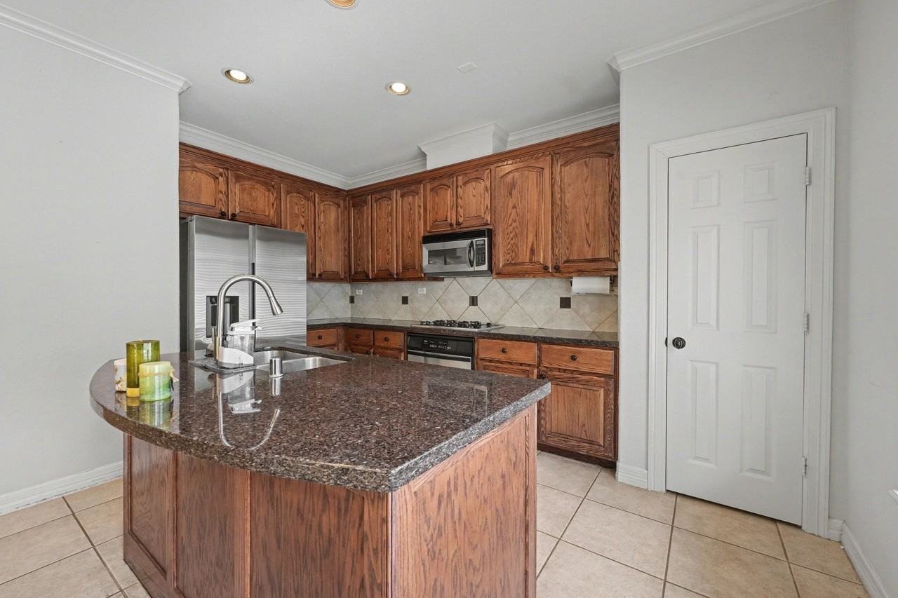 4327 Lake Walk Ct - Photo 6 of 27